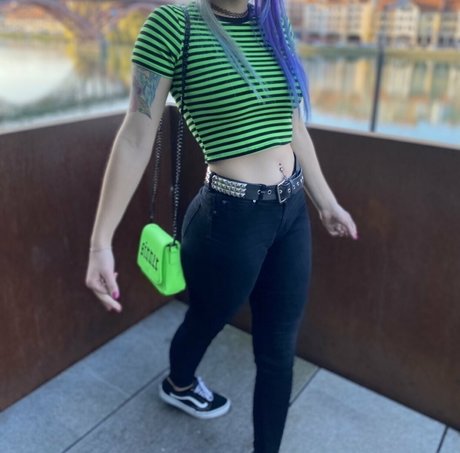 hollyhellfree porn model images