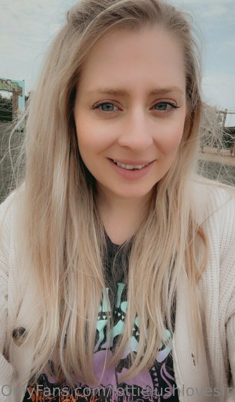 lottielushlovesfree top profile image