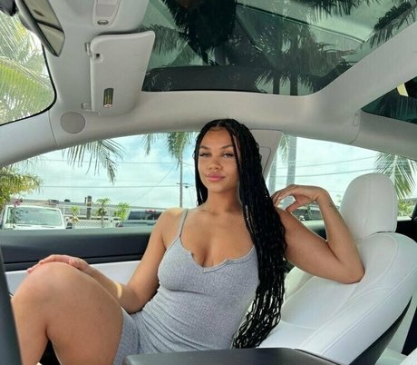 scorpioqueen18 top profile image