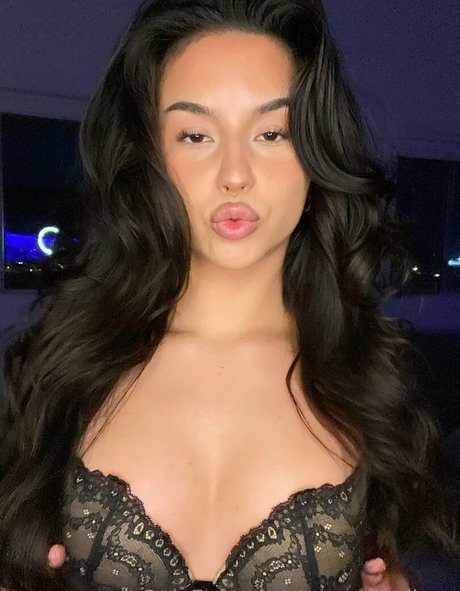 sweetsbellaxo naked pornstar image