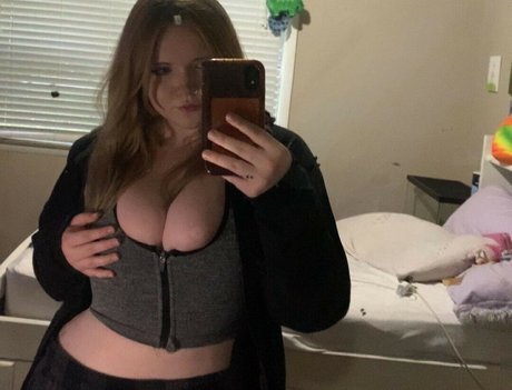 yourstrulysav sexy star pic