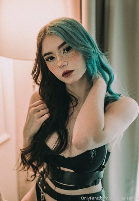 angelahalee sexy actress picture