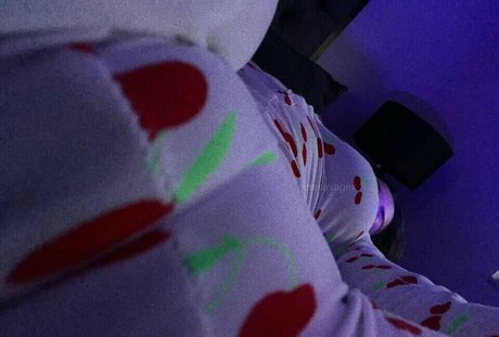 Gina Savage pretty pornstar image