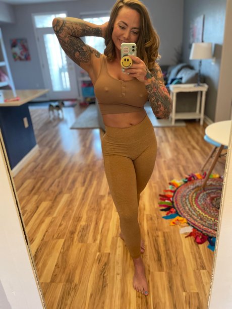 Miss Lindsay Q star top pics