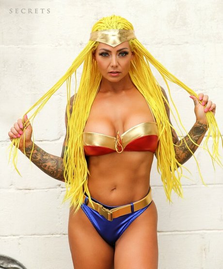 Miss Lindsay Q model nudes photo