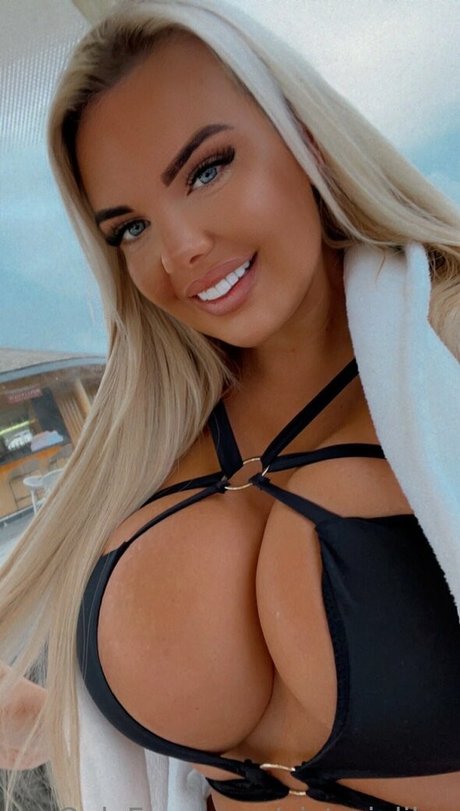 Victorialilyx pornstar naked photo