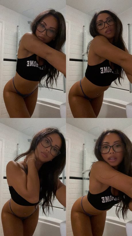 Peachytara naked model photo