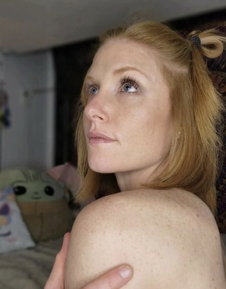 AKGINGERSNAPS pretty model pic