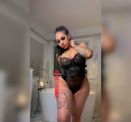 FineAssYonna model top pictures