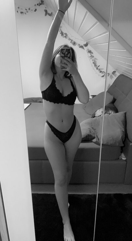 daisy woods model image