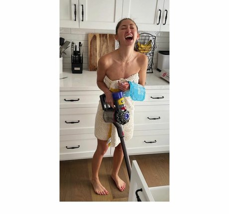 Kimiko Glenn profile image