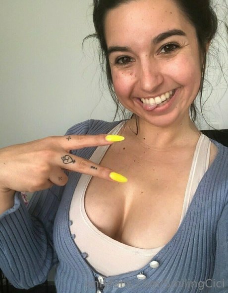 smilingcici free model photo