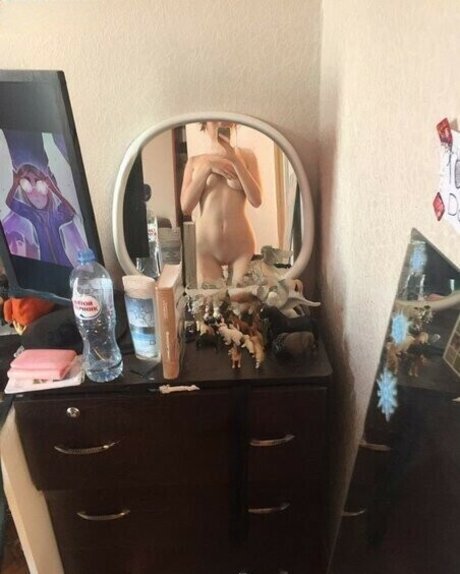 Ahrinyan model sexy pic