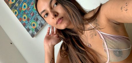 bustypetitemyra sex model picture