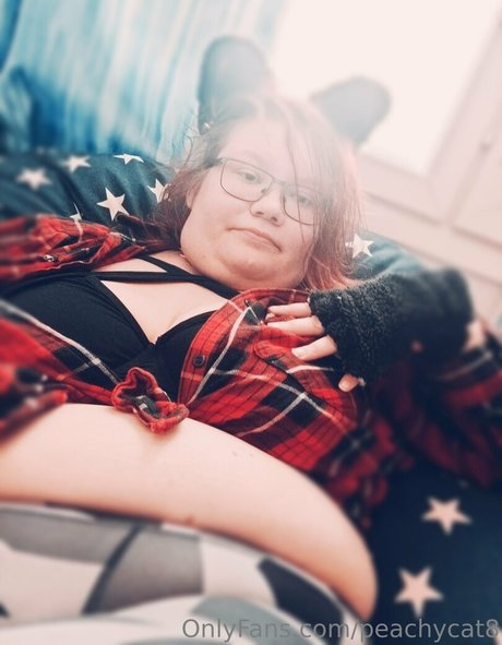 peachycat8 adult model picture
