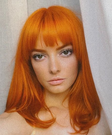 Dakota Blue Richards star top picture