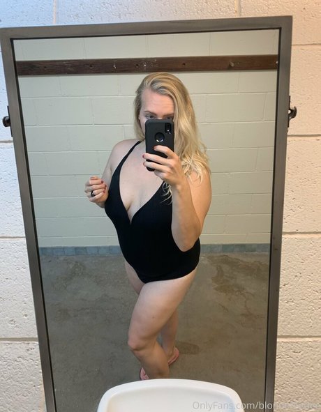 blondefeedee nudes model image