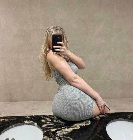 bootybyshel model naked picture