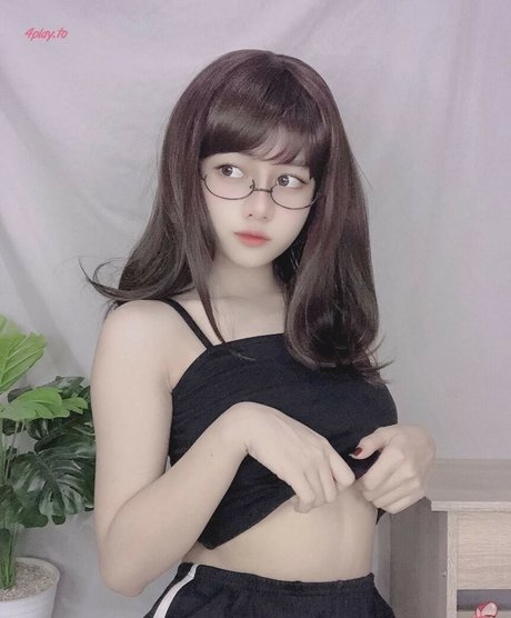 Violet Airis hd model pics