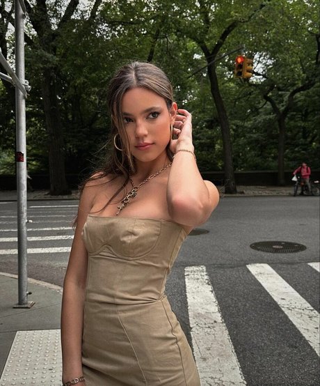 Ella Mendelsohn model hot images
