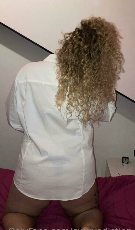 curvyadiction model high quality image