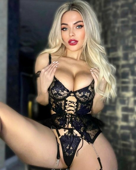 emmilee xx naked actress photo