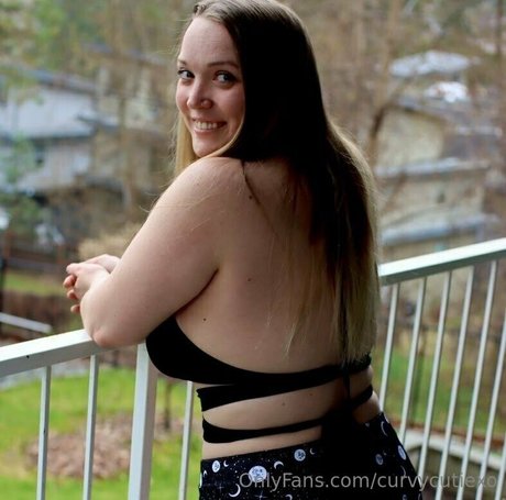 curvycutiexo art star photos