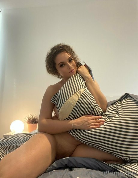 melanianew top profile image