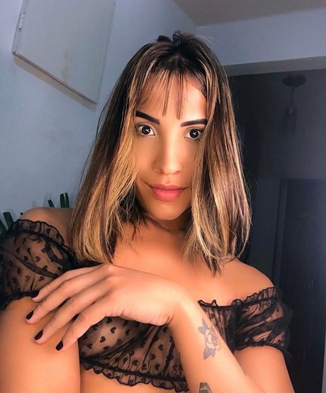 Cassia Fernandez model perfect photo