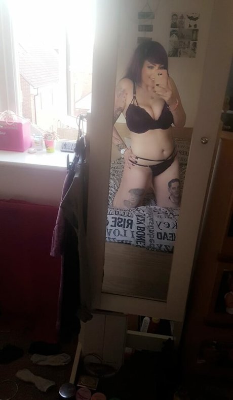 Show Your Girlfriend pretty actress img