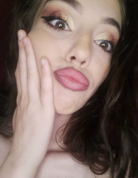 marikof18 naked actress img