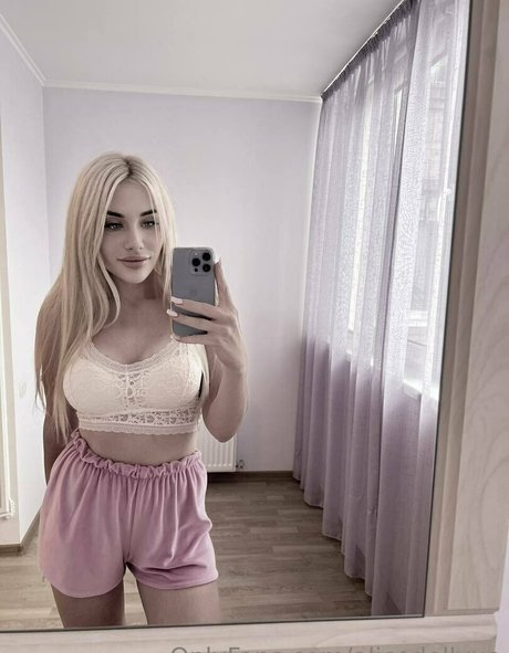 alicedollyua nude model photo