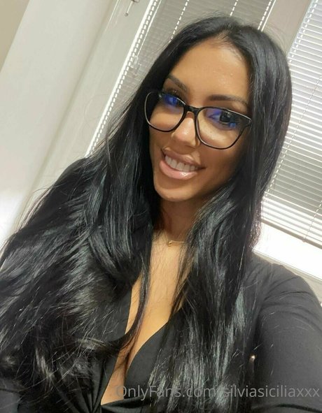 silviasiciliaxxx model high quality picture