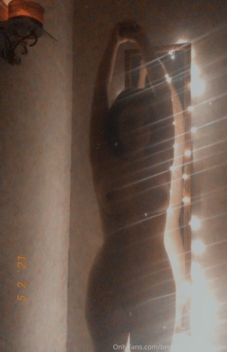 brunetteheadbaddie model beautiful pic