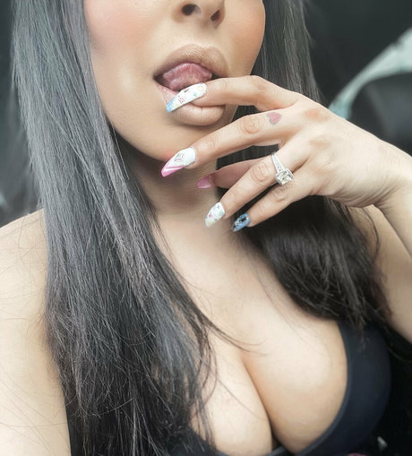 missmeenaofficial model best images