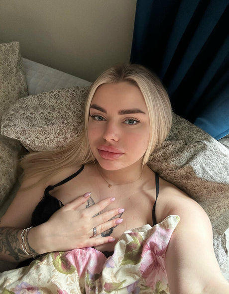 blondyaria pornstar naked pic