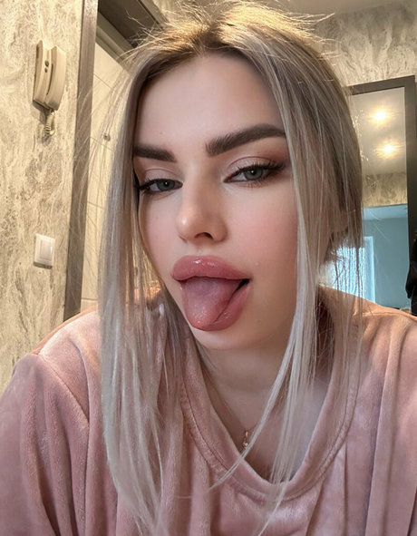 blondyaria best model photo
