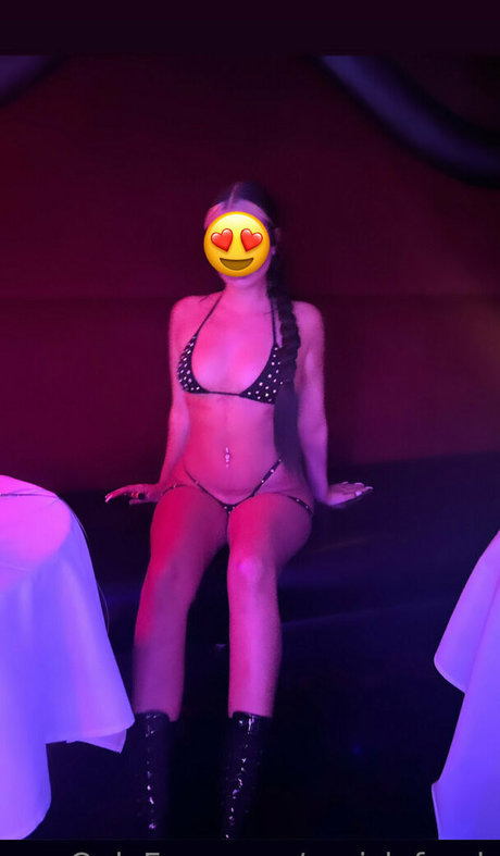 parislafreak naked model photos