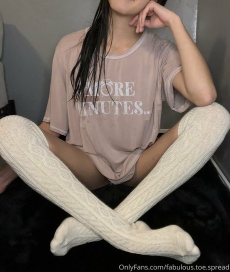 fabulous toe spread model hd img