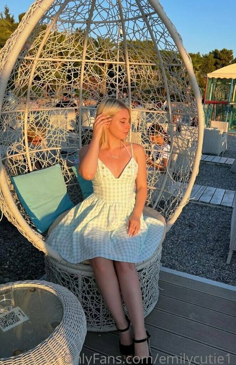 emilycutie1 nude model gallery