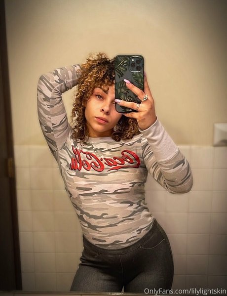 lilylightskin model sexy photo