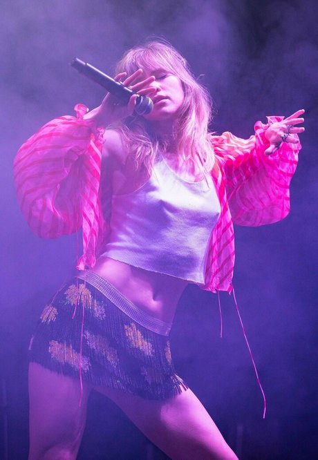 Suki Waterhouse nudes actress archive