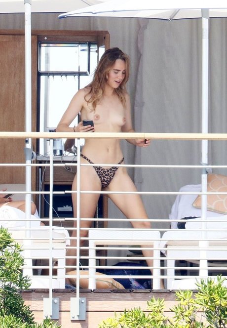 Suki Waterhouse pornographic actress gallery