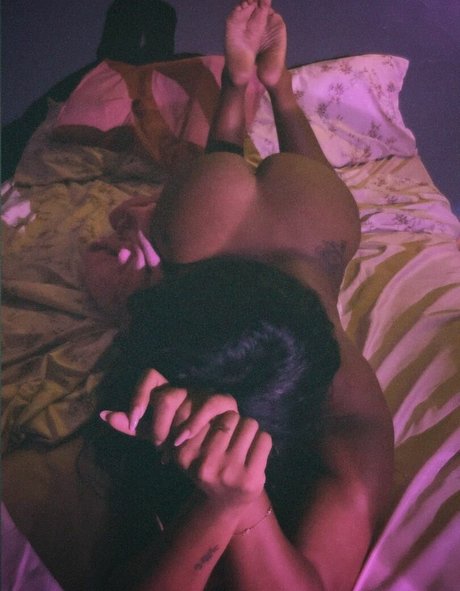 Badgirl Eve nude model picture