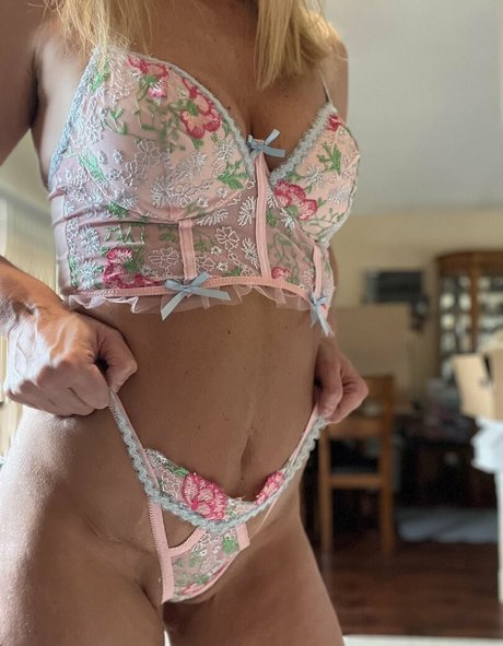 Macie Mae 69 model nude pictures