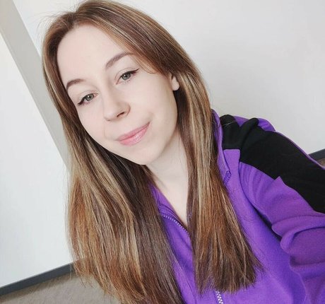 actuallyalisa model porn photo