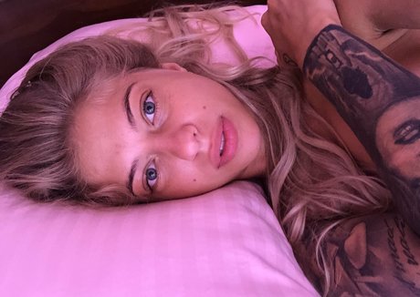 thiskindasnow nudes model photo
