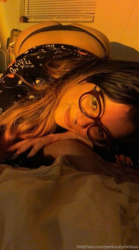 peekscalymedusa star sexy img