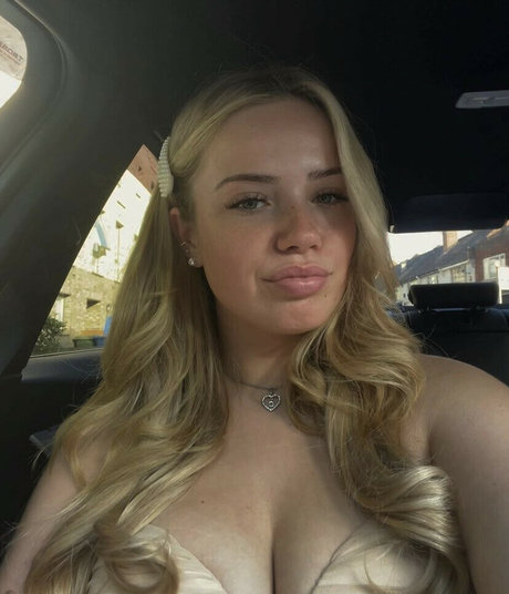 charlottebrayy naked model gallery