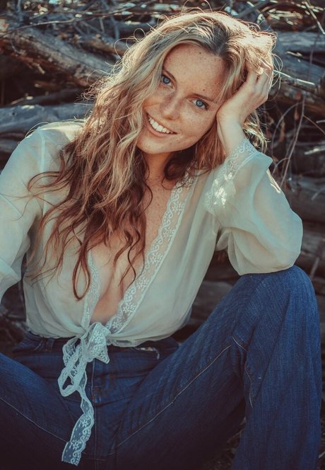 Stella Hayes hot actress photos